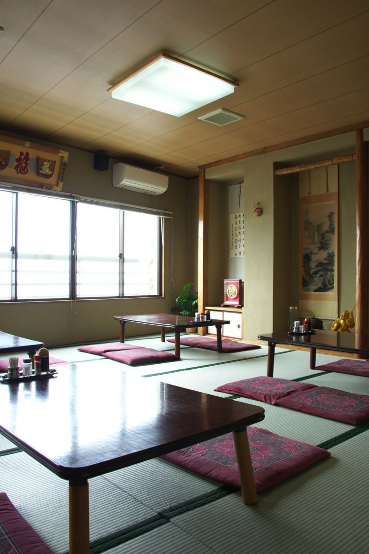 江の島と漁港一望の店内。