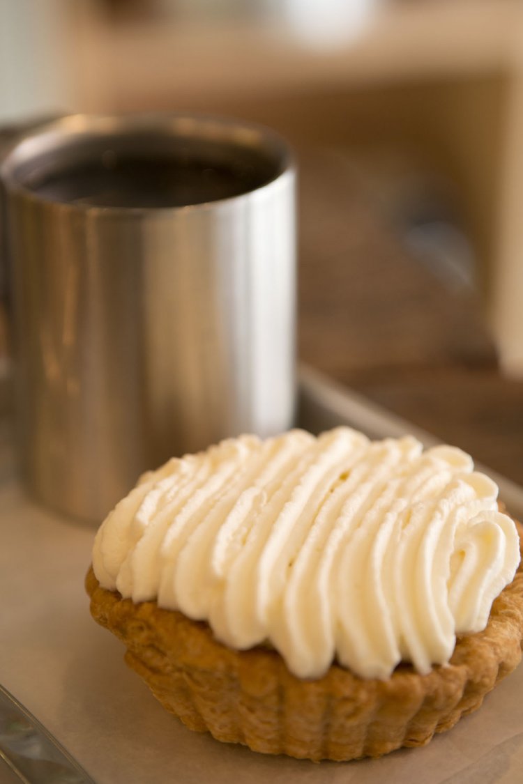 ブレンドコーヒー 390円、レモンチーズパイ500円。