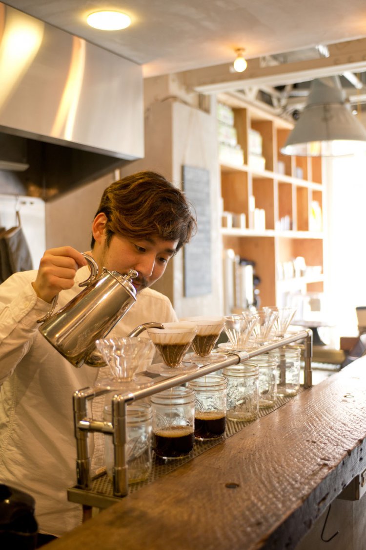 カウンターの目の前で、一杯ずつハンドドリップ。