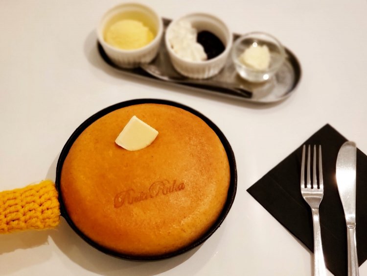 厚焼きフライパンケーキ1600円。