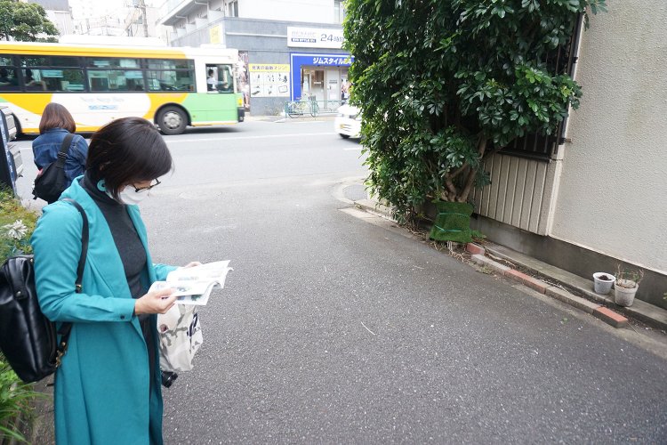 「本のどこかに出したやつかもしれないです」と調べる村田さん。シェフレラはお気に入りの樹木の一つだそう。