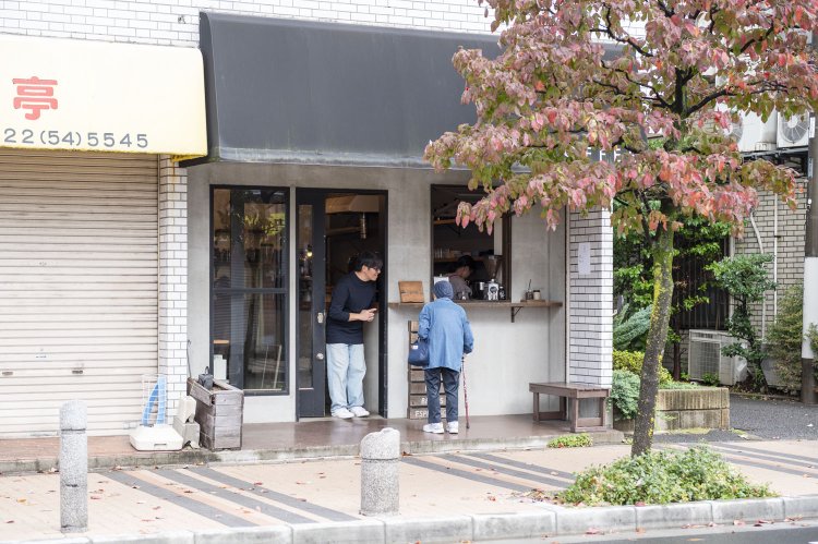 嵐や雪の日も店を開け、「雪の日に飲むあったかいコーヒーもいいものです」と遥さん。