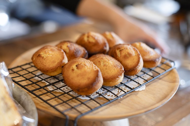 フィナンシェやバナナブレッドなどの焼き菓子は手みやげとしても人気だ。
