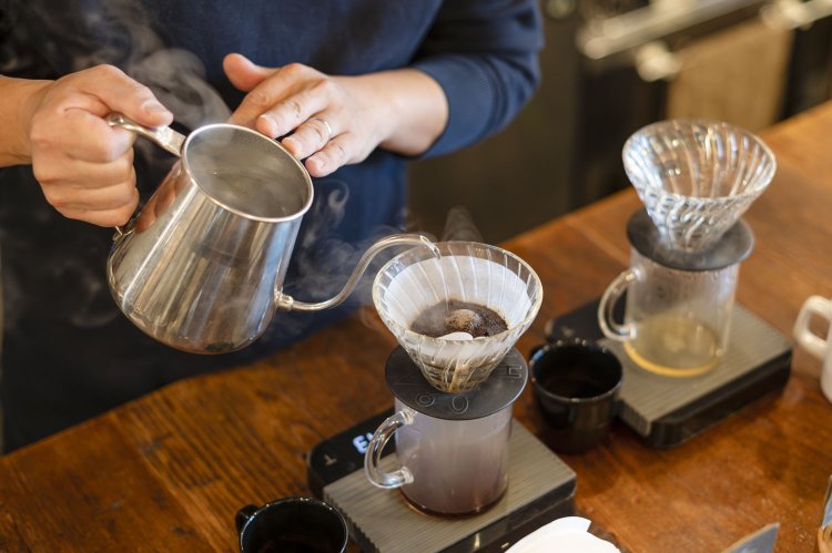 「遅過ぎず速過ぎず、重たくなり過ぎず」湯を細く回し入れる。