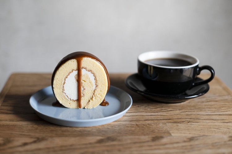 ドリップコーヒ－530円とエスプレッソキャラメルロールケーキ490円の黄金コンビ。カフェラテ570円や自家製プリンホイップクリームのせ550円と合わせて注文する客も多い。