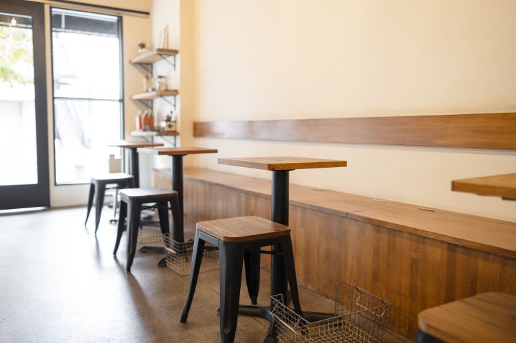 席が8つの小さな空間だが、ほっこり和む居心地のよさがある。