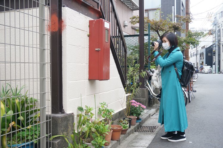 消化器のボックスにカメラを向けている村田さん。何を撮っているのかというと……。