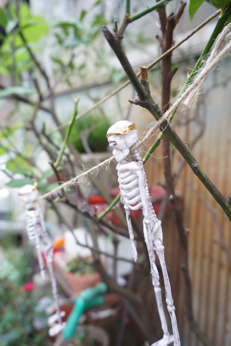 首を巻かれて吊るされた骸骨に、村田さんは「カワイイ！」と反応。頭に巻いている金の帯は、パンの袋に巻かれていたもの？