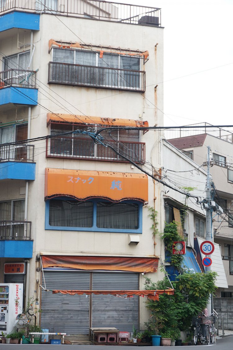 装飾テントのある物件は押上に多数。こうした街の景色を園芸と一緒に観察しても楽しい。