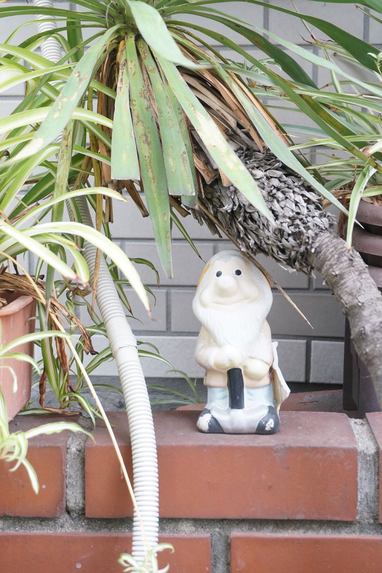 日当たりがいい場所で長い時間を過ごしてきたのか、かなり色あせたこびと。でもいい笑顔！ 