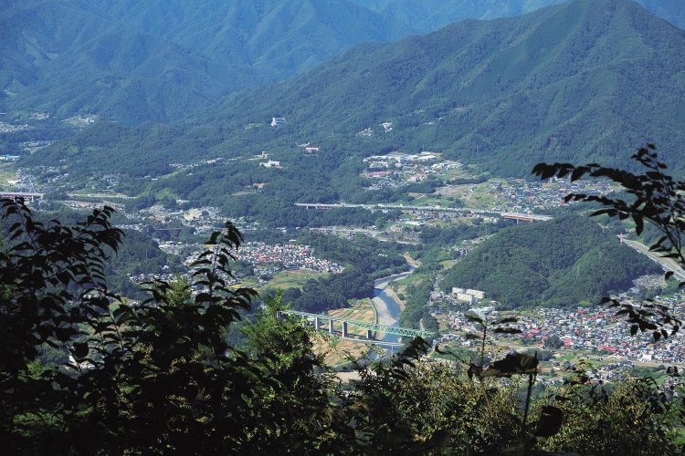 倉岳山山頂の北側からの展望。鳥沢市街が一望。近くの扇山や百蔵山（ももくらさん）なども見えた。反対の南側からは富士山。この山は「秀麗富嶽十二景」のひとつ。