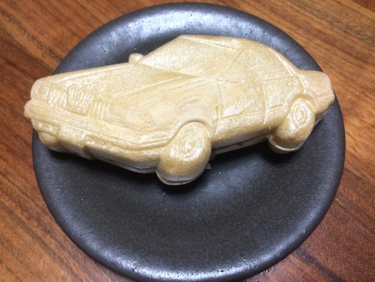 幸せのくらうん最中。角目ライト、ドアミラー、王冠型エンブレムなどの特徴から、 「いつかはクラウン」のキャッチコピーで有名な7代目クラウン（1983年発売）がモデルではないかと思われる。（2017年）