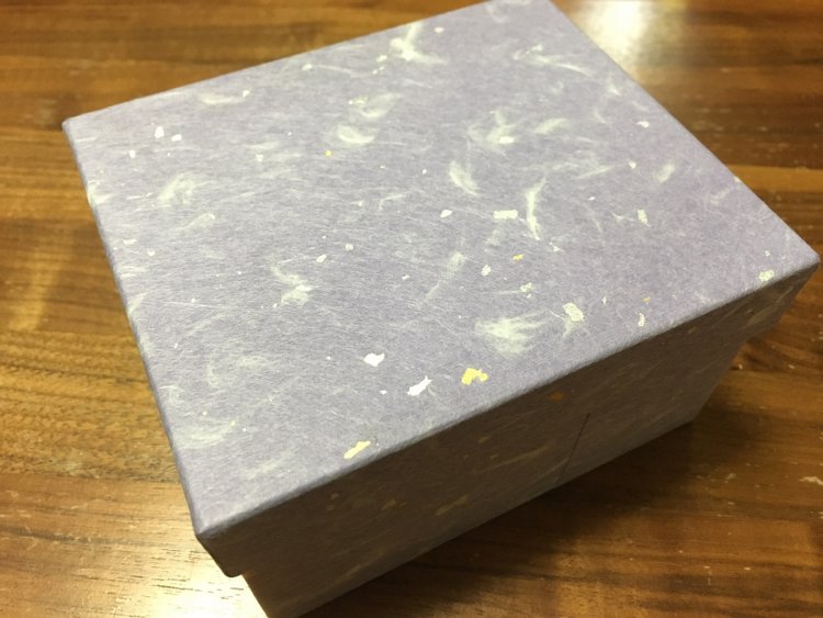 前回のコラムで紹介した王子『狸家』の「狸最中」が入っていた箱を「もなか用箱」とした。（2018年）