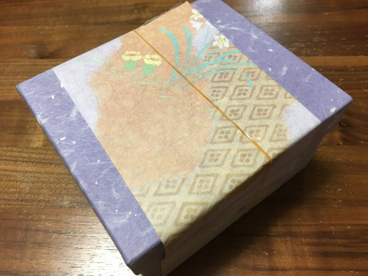 日の出町の『幸神堂』では、持ち込みのもなか用箱に綺麗に包装紙をかけてくれた。（2018年）