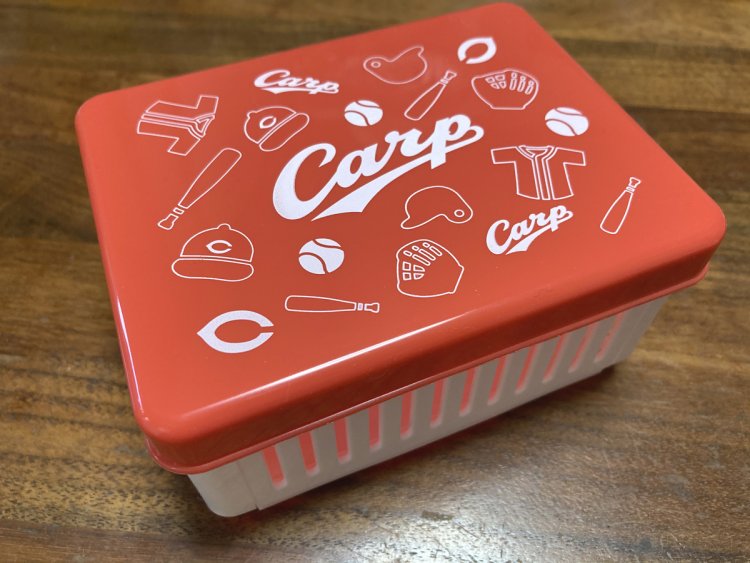 私の現在の「折り畳みもなか箱」。カープ柄なのは個人的な趣味である。（2021年）