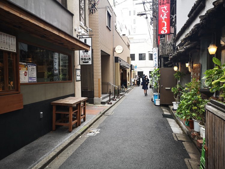 神保町さぼうるTAMTAMのある路地