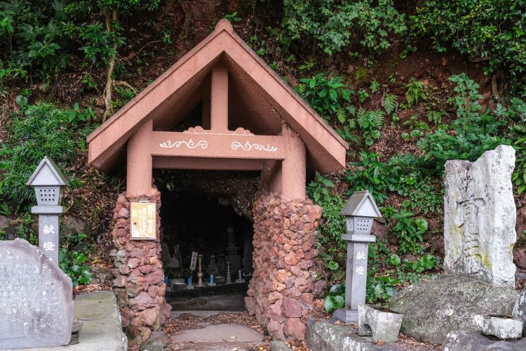 足を踏み入れることはできないが正面奥に閻魔大王像などが見える。