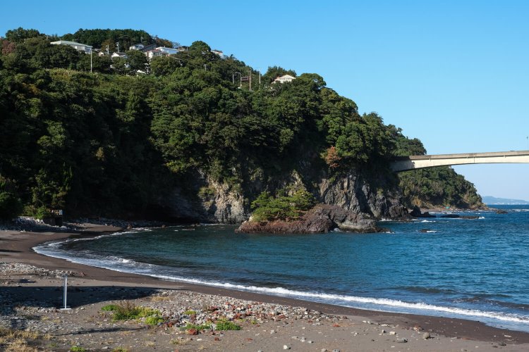 源頼朝船出の浜とされる岩海岸は夏になると海水浴客でにぎわう。