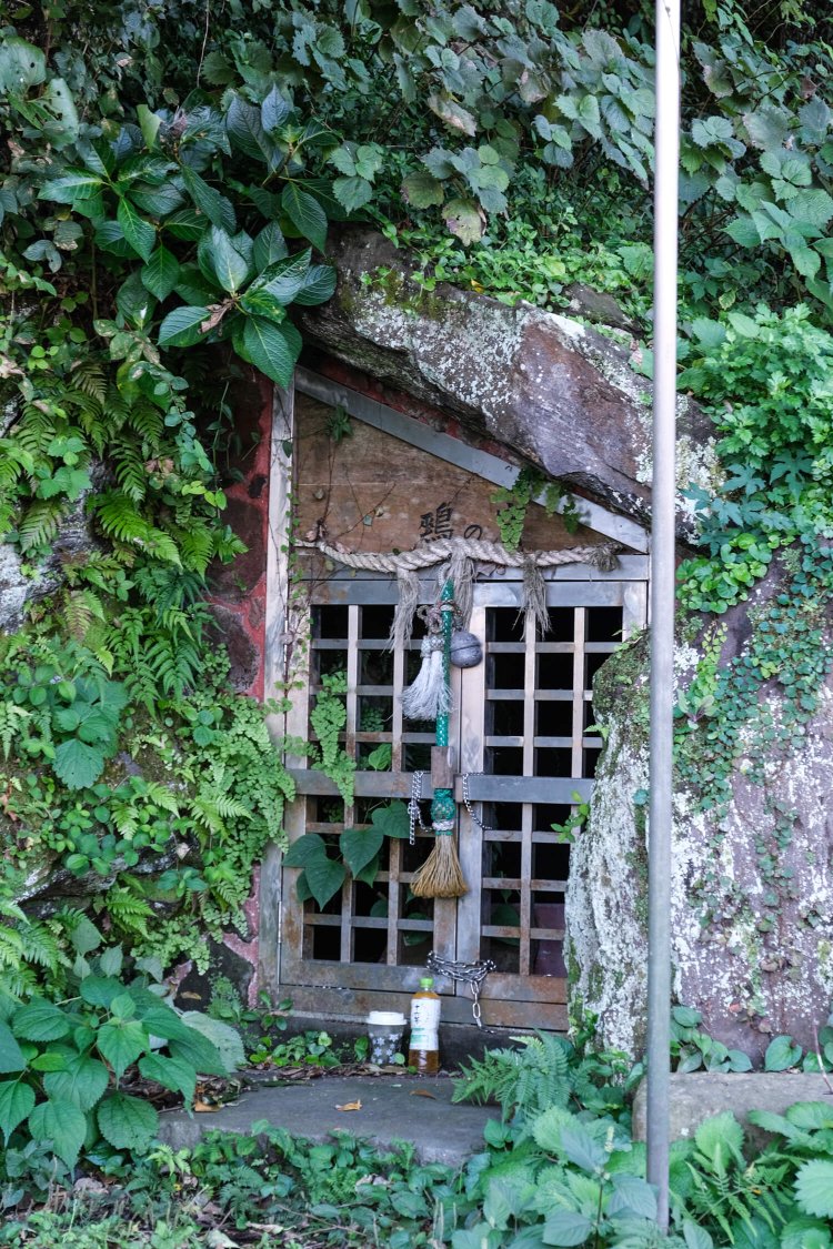 思わず見過ごしそうな鵐窟。身を隠す場所としてはある意味好適かも。