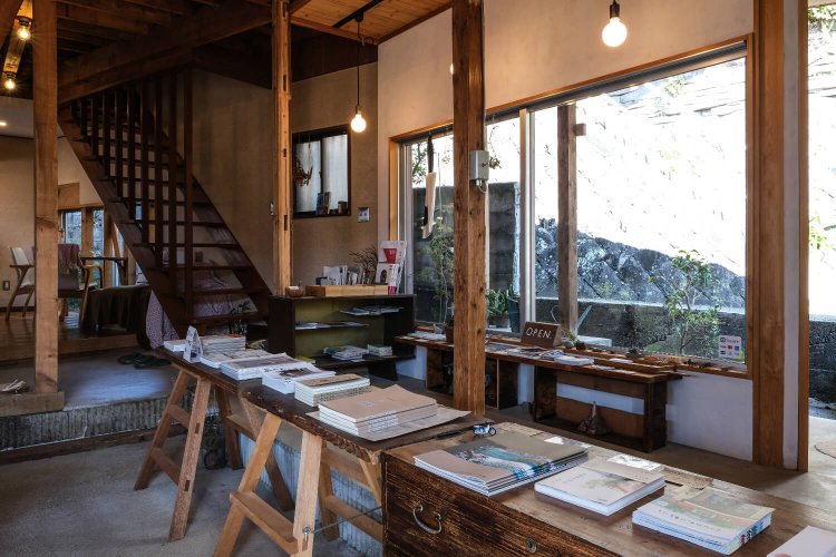 本や雑貨を扱うショップは時が止まったかのようで居心地もよい。