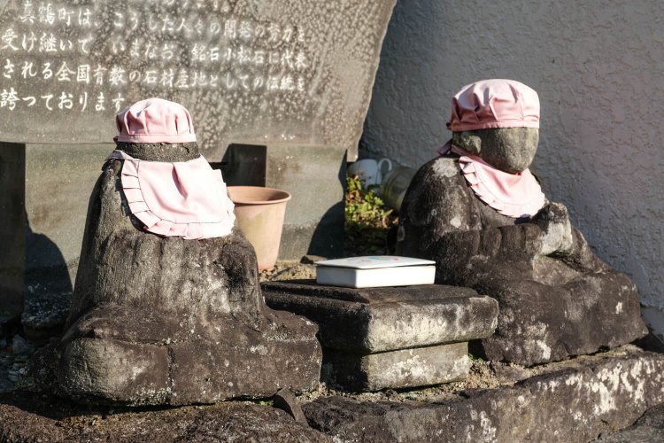 町役場前にある大下の道祖神。脇の石段の先に石工先祖の碑がある。