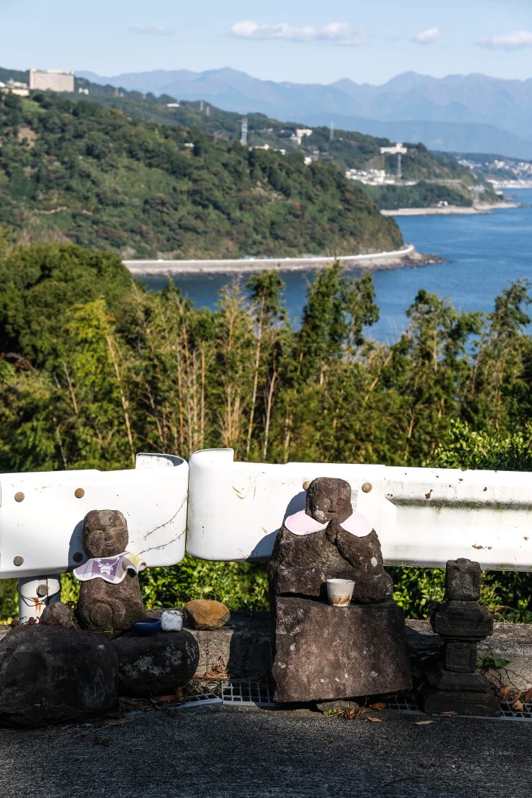 松本山の道祖神。相模湾の眺めがよい。