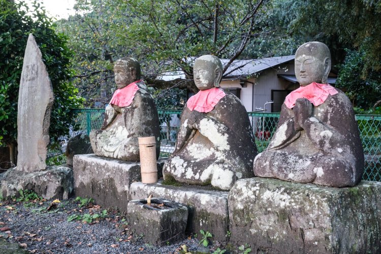 上の道祖神。近くには瀧門寺宝篋（ほうきょう）印塔や五層塔も。