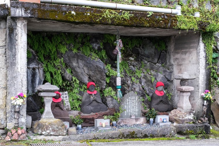 岩海岸から謡坂へと向かう途中に祀られている立派な下の道祖神。