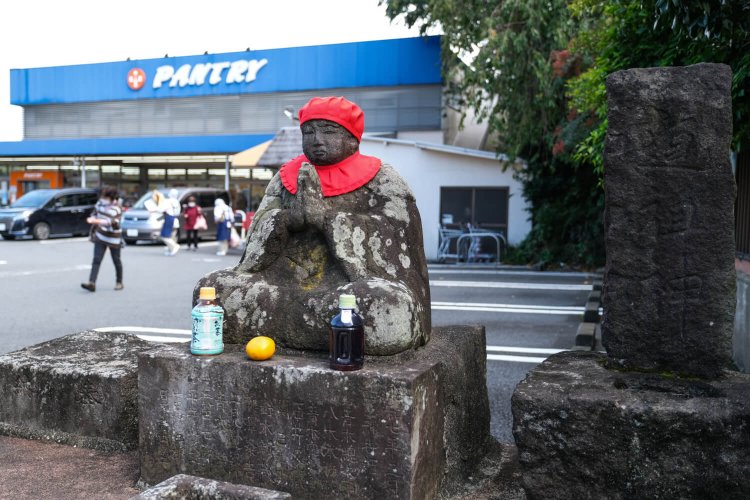 地元住民御用達のスーパー前にも道祖神がポツン（丸山の道祖神）。
