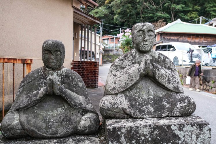 造立時期が相当古く、地域にすっかり溶け込んでいる西の道祖神。