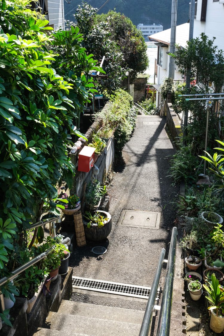 人がやっと歩ける路地の先に海面が小さく見える。