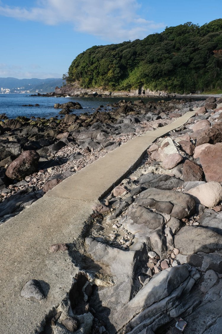 潮風が心地よい潮騒遊歩道。波が高いときは危険なので通行を見合わせたほうがよい。