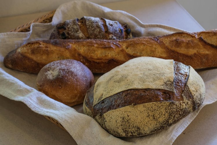 定番の人気商品。手前から田舎パン、あんこパン、バゲット、ノアレザン。