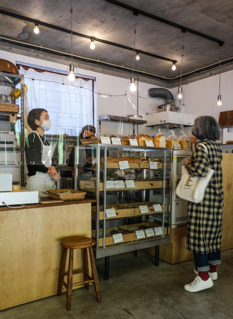 昼どきに合わせるように地元のなじみ客が次から次へと店を訪れる。