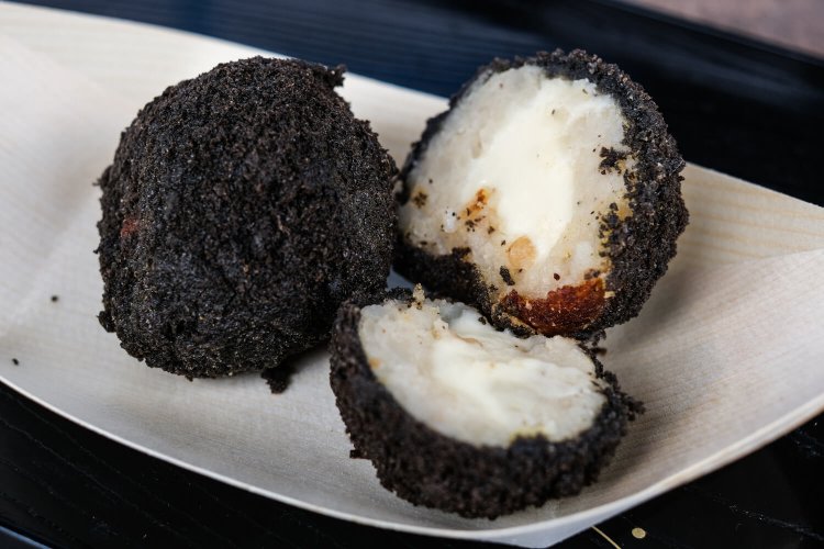 直径約5㎝で食べ歩きにもよい5代目考案のイカ爆弾。