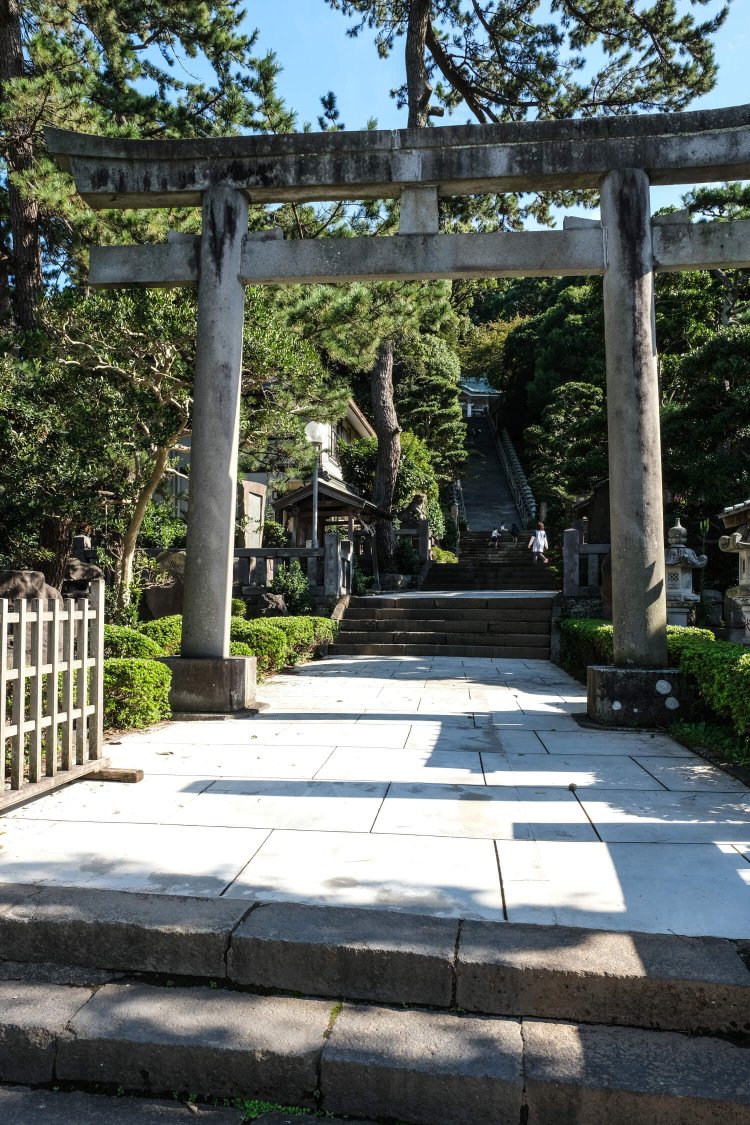 長い石段の途中左手には海の神を祀った船玉龍神社もある。