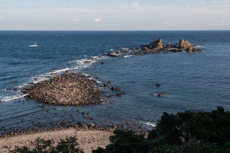 正面からは大岩が２つしか見えないが右手裏にもう1つ隠れている。