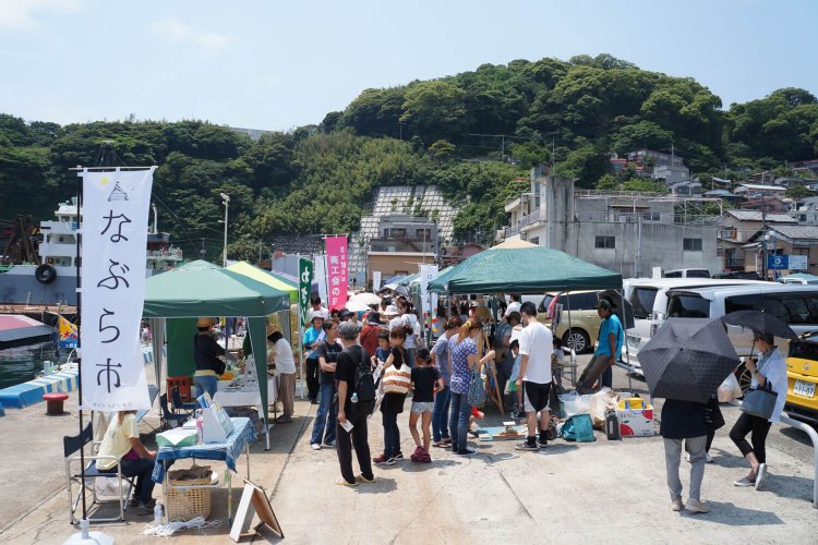 個性豊かな店がズラリと並ぶ（写真提供：真鶴なぶら市実行委員会）。