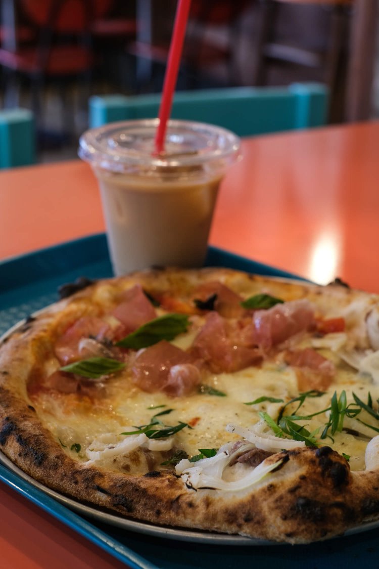 ハーフ＆ハーフ1200円。奥は生ハムのマルゲリータ。ドリンクセットは300円〜。