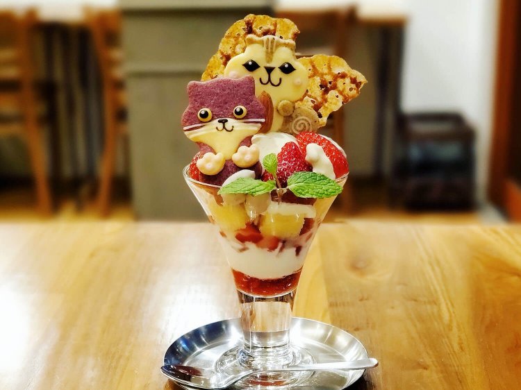 季節限定 いちごショートパフェ 900円（税別）※どうぶつクッキー代は別途。
