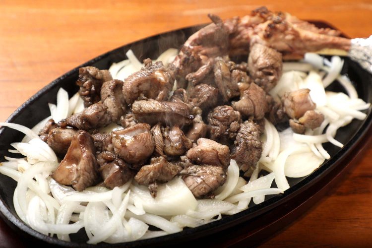 骨付きの名物ももやきは1980円。写真は、ひなどりのもも焼き。