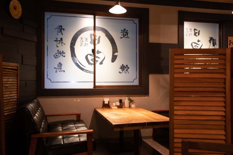 都心のカフェのようなソファ席。控え目な照明も心地よい。