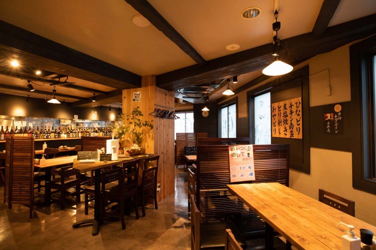 2〜4人まで囲めるテーブル席が7卓。