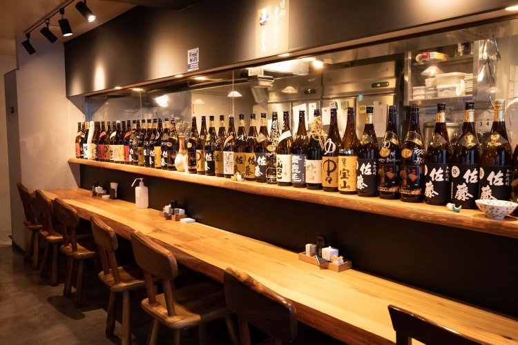 木の温もりが優しいカウンター席は、現在5席。