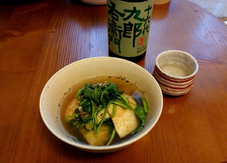 おでん出汁で炊いたセリと油揚げに「十六代九郎右衛門」【山内聖子の偏愛する日本酒とつまみの話】