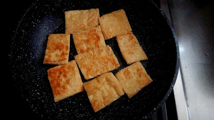 油揚げを焼いている写真