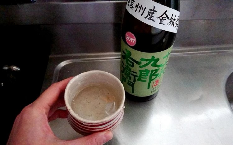 台所で日本酒