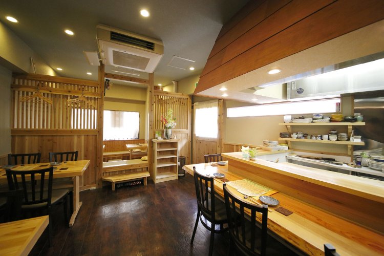 敷居低い明るい店内。