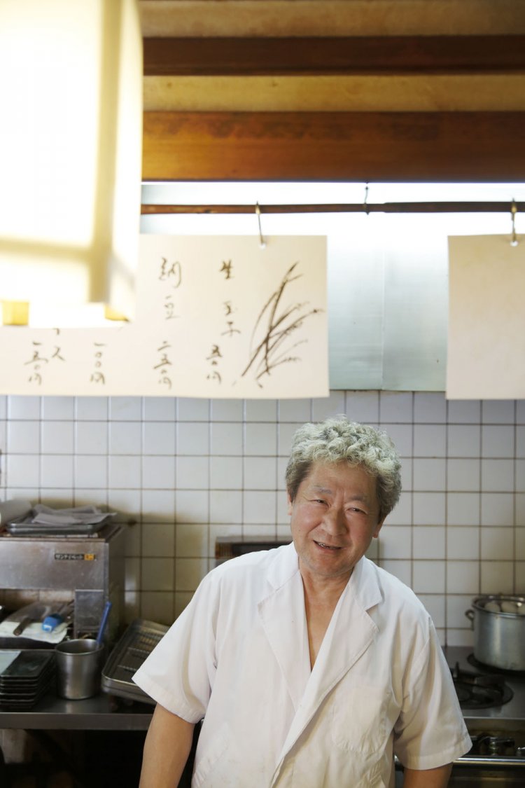 店主の佐藤秀雄さん。定食のお供はビールだね。