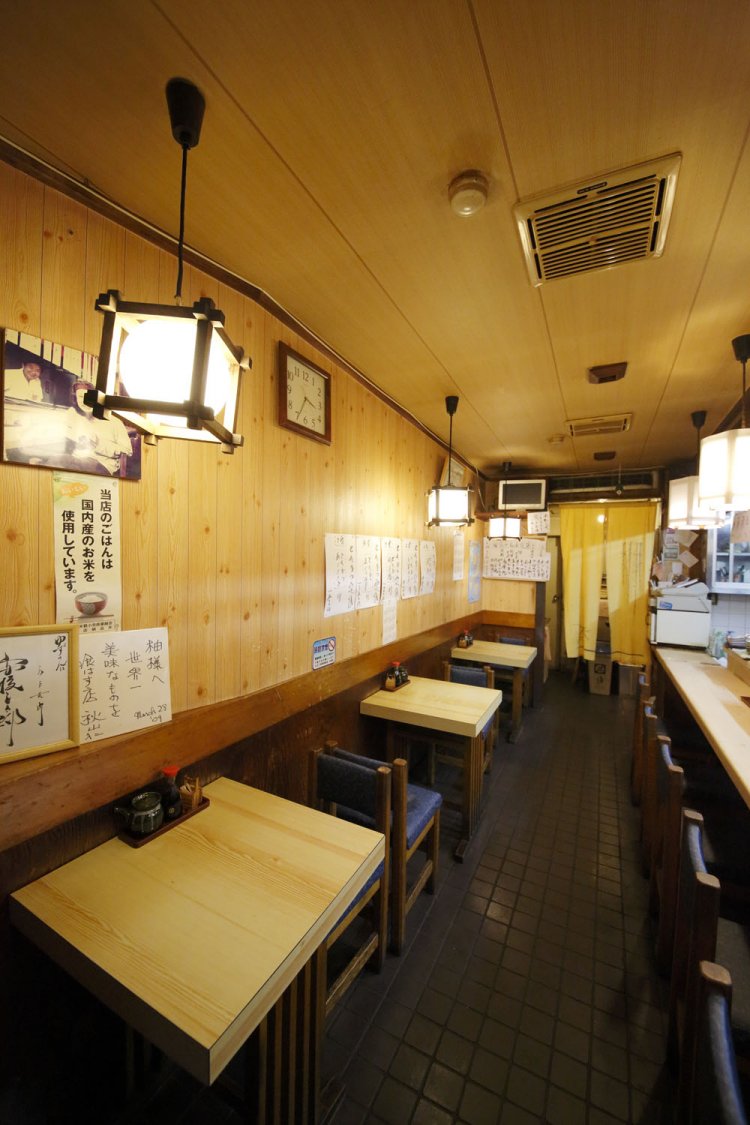 壁に貼られた品書きから主菜を選ぶ。